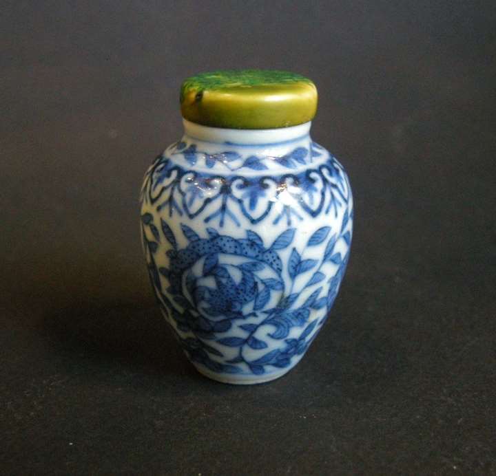 Snuff bottle blue and white porcelain